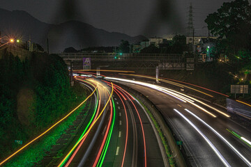夜の高速道路を流れる光のライン