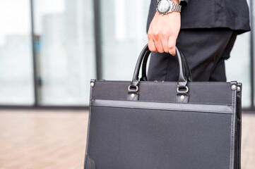 ビジネスバックを持った男性の手元