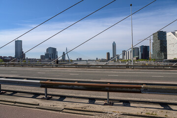 Fototapeta na wymiar Brücke in Stadt über Fluss