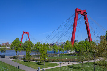 Obraz premium Brücke in Stadt am Fluss