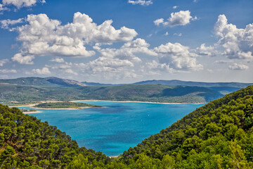 Fototapeta premium view of the blue verdon reservoir in provence
