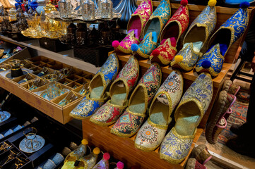 Obraz premium Istanbul, Turkey - January 2022 - Colorful ethnic shoes at the Grand Bazaar