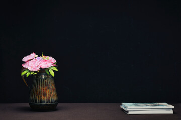 스튜디오 테이블위에 놓인 꽃과 화병, 책.