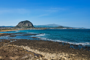 Fototapeta na wymiar 제주도 사계해변과 산방산, 한라산을 촬영한 드론사진