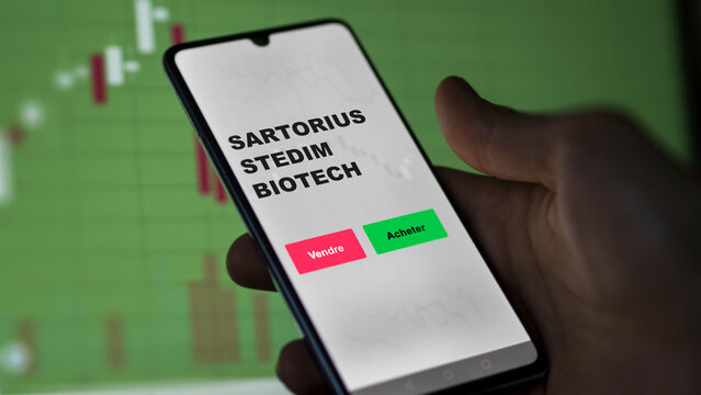 le 26 ao&ucirc;t 2022, France, un actionnaire analyse le prix de la valeur SARTORIUS STEDIUM BIOTECH sur un &eacute;cran. Graphique, courbes, chandelles de l'action sartorius stedium biotech
