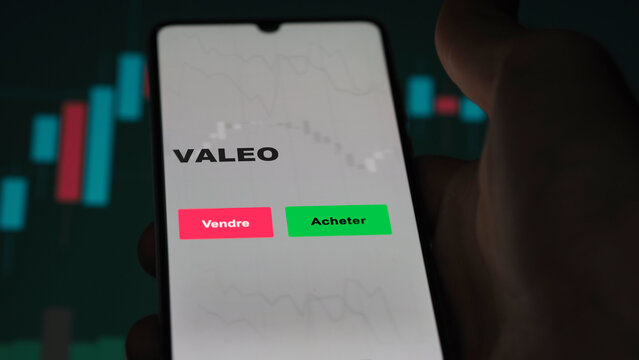 le 26 août 2022, France, un actionnaire analyse le prix de la valeur VALEO. sur un écran. Graphique, courbes, chandelles de l'action valeo