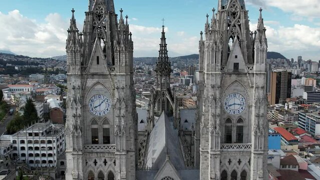 Quito, Bas&iacute;lica y Panecillo