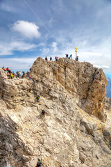 Fototapeta premium Wanderung zum Gipfelkreuz Zugspitze 