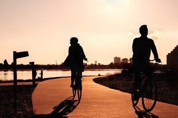 Obraz premium couple at sunset