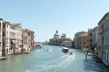 Canale Grande in Venedig in Italien mit historischen Gebäuden und Booten
