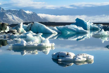 Fototapeten Malerische Landschaftsszene mit reflektierten Eisbergen in der Gletscherlagune Jökulsárlón, Island, Vatnajökull-Nationalpark, in der Nähe der Route 1 / Ringstraße © teddiviscious