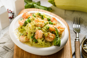 zucchini spaghetti with shrimp and pesto