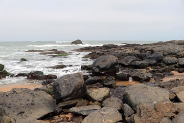 Fototapeta na wymiar Pedras e o mar