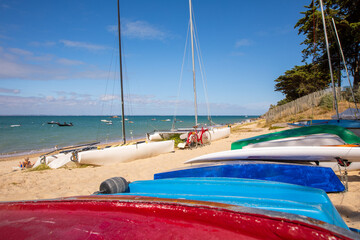 Bateaux sur une plage de France en été.