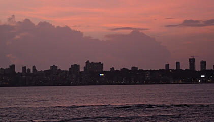 Fototapeta premium city skyline at sunset