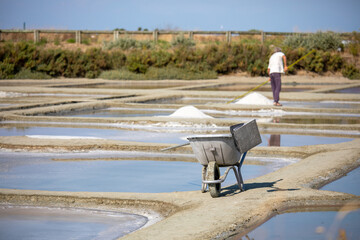 Saunier ou paludier récoltant le sel dans les marais salant de Guérande ou de Noirmoutier.