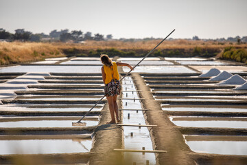 Marais salant et paludier récoltant le sel en France dans les marais de Guérande ou Noirmoutier.