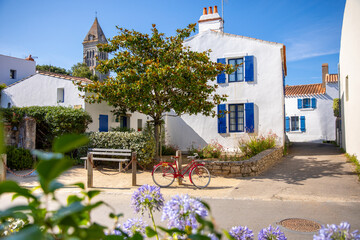 Vieux vélo rouge dans les rue de l'île de Noirmoutier en Vendée, France.