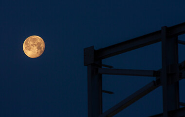Fototapeta na wymiar moon over the construction 