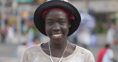 Youn black woman smile happy face portrait on a city street - obrazy, fototapety, plakaty
