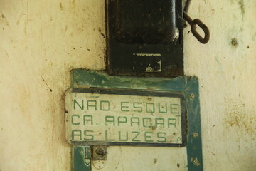 Placa escrito "n&atilde;o esque&ccedil;a de apagar as luzes"