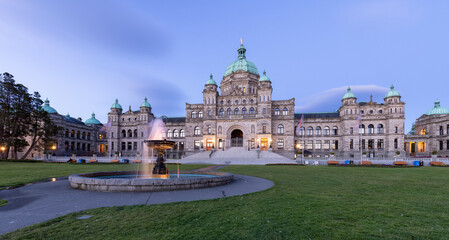 Obraz premium Legislative Assembly of British Columbia in the Capital City during colorful sunrise. Downtown Victoria, Vancouver Island, BC, Canada.