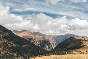 Vista general de montañas al fondo 