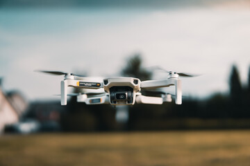 Drohne fliegen macht Spaß - obrazy, fototapety, plakaty