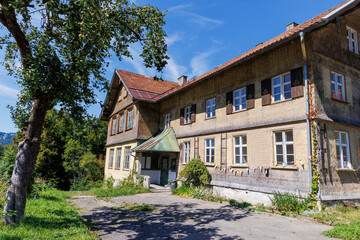 Fototapeta na wymiar The old school in Bühl on the Alpsee near Immenstadt