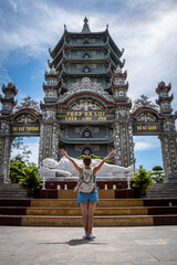 Mujer turista disfrutando del templo Tháp Xá Lợi en la ciudad de Da Nang, Vietnam