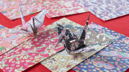 日本の折り鶴と千代紙