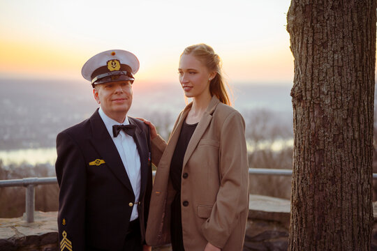 Letzter Abend vor dem Abschied: Eine junge, blonde Frau legt ihre rechte Hand auf die linke Schulter eines deutschen Marineunteroffiziers. Er blickt zuversichtlich in die Ferne, sie schaut ihn voller 