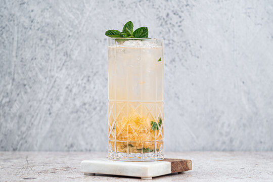 C&oacute;ctel de fruta de Maracuy&aacute; con agua de soda. Bebida de verano refrescante. Cocktail de fruta helada en vidrio transparente alto decorado con hojas de menta.