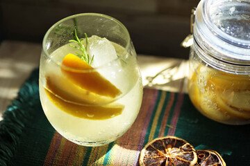 冷たく冷えたかき氷状のレモンサワー