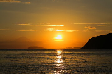 Fototapeta na wymiar 逗子海岸から見る夏の夕暮れの江ノ島と富士山の景色