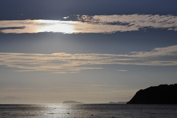 逗子海岸から見る夏の夕方の江ノ島と富士山の景色