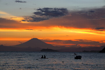 Naklejka na ściany i meble 逗子海岸から見る夏の夕暮れの江ノ島と富士山の景色