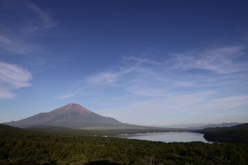 夏の富士山と山中湖の景色