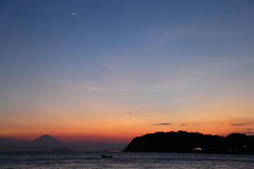 Naklejka premium 逗子海岸から見る夏の夕暮れの江ノ島と富士山の景色