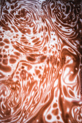 Oil stains are strange patterns when scattered on the surface of the water, breaking up beautifully.