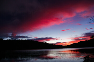 Obraz premium 夏の北八ヶ岳 白駒池の朝焼け 長野県 日本