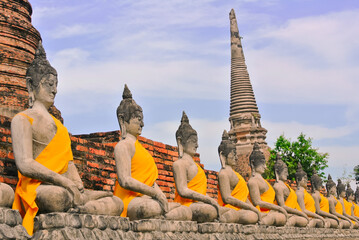 Fototapeta na wymiar Row of Golden Buddha in Thailand (Wat Yai Chai-mongkol - Ayutthaya )
