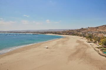 Fototapeta na wymiar Playa de Punta Veleros en Los órganos- Perú.
