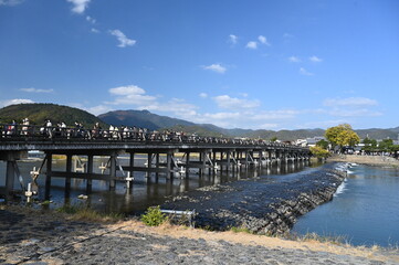 Fototapeta na wymiar 紅葉の時期で賑わう京都嵐山の渡月橋の風景