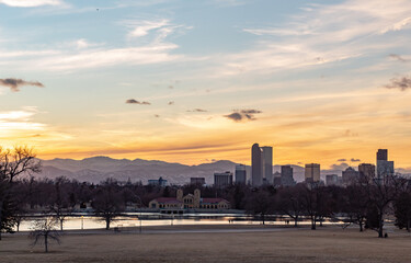 Obraz premium City buildings skyline view and golden sunset at Denver Colorado City Park