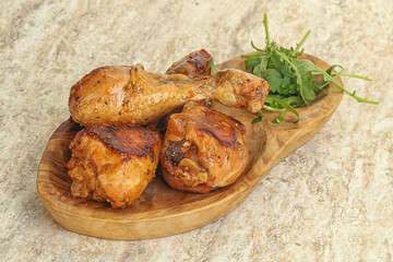 Roasted chicken leg with rucola