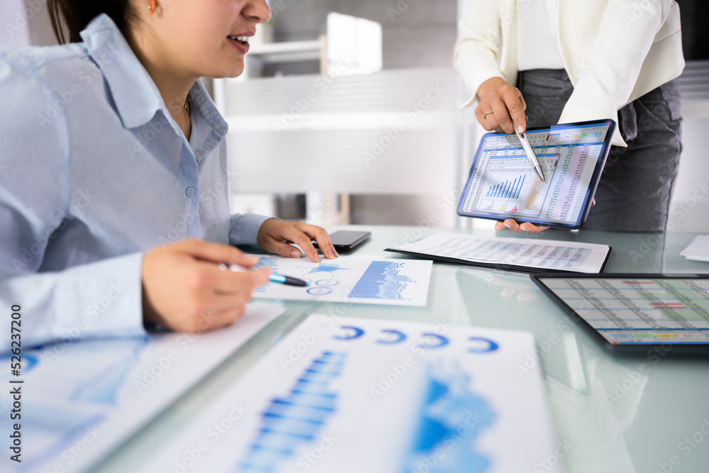 Aufkleber Analyst Working With Spreadsheet Business Data