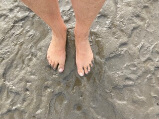 Füße barfuß im Watt der Nordsee vor Cuxhaven 