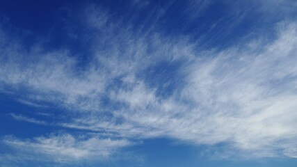 夏の早朝の朝の空に浮かぶ白い雲たち