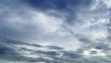 夏の早朝の朝の空に浮かぶ白い雲たち